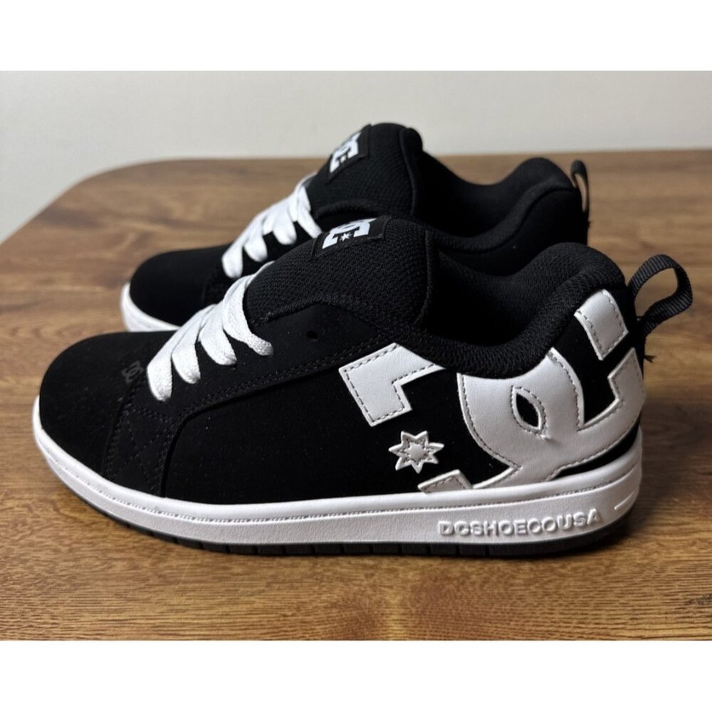 DC Court Graffik Low Top Skate boy's Shoe Sneaker, Black/White, 5 US Big Kid - Picture 1 of 9